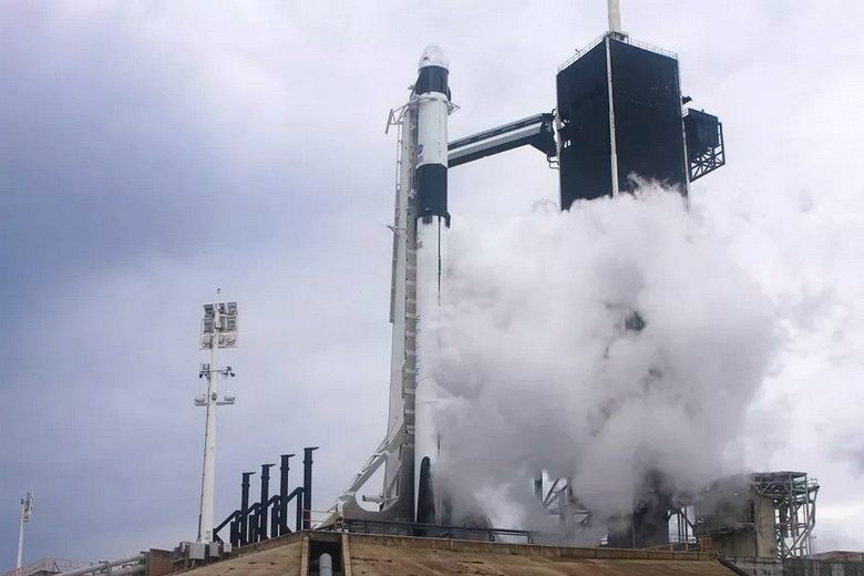 Исторический полёт космического корабля SpaceX Crew Dragon отменён за 17 минут до старта. Последующая попытка запланирована на 30 мая
