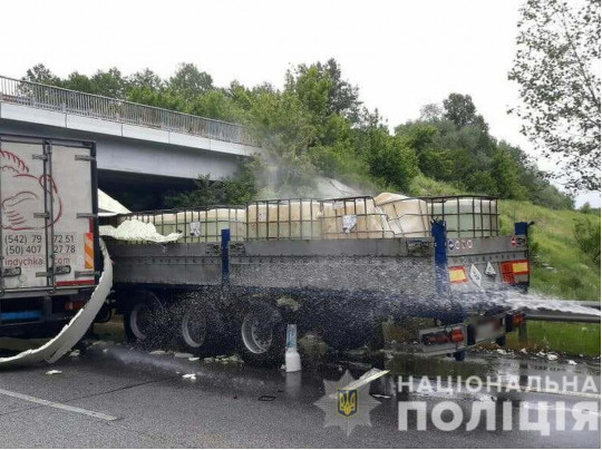 Из-за столкновения авто произошла утечка соляной кислоты под Харьковом: фото и видео происшествия