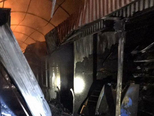 Пожар на Центральном базаре Кривого Рога уничтожил 10-ки торговых павильонов с продуктами(фото, видео)
