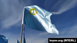 Колонна из 200 автомобилей и поднятие крымскотатарских флагов: как празднуют 26 июня на Херсонщине (+видео)