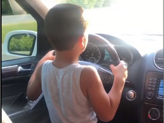 Ребенок едет на Mercedes со скоростью 100 км в час: в сети обсуждают вопиющее видео