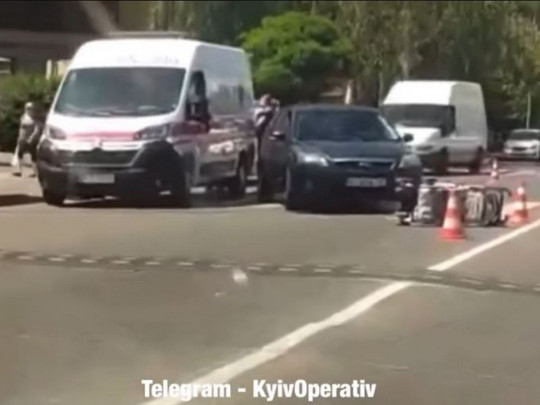Под Киевом водитель на переходе сбил женщину с ребенком: шокирующее видео