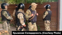 Силовики не допустили адвоката в дом крымского активиста, где ФСБ проводила обыск