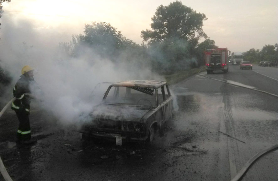 Вісті з Полтави - У Новосанжарському районі під час руху загорівся автомобіль ВАЗ-2106