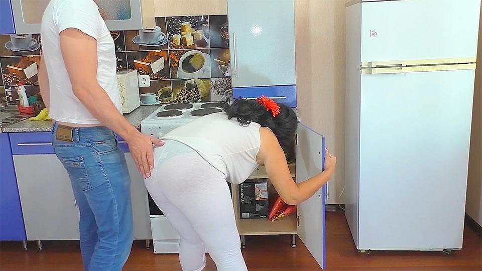 [PornHub.com] Pipikys - Мачеха трахнута на кухне в огромную жопу / Stepmom Fucked in the Kitchen in a Huge Ass [2020 г.,1080p, CamRip]