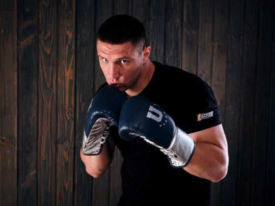Украинский супертяжеловес Сиренко одержал 14-ю победу в карьере(видео)
