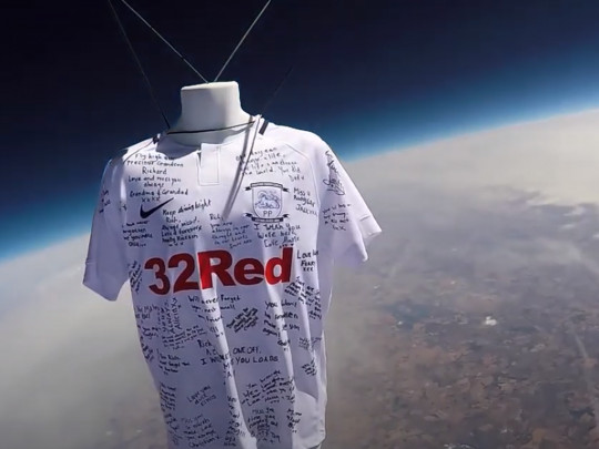 Футболка британского поклонника побывала в открытом космосе опосля его погибели(видео)