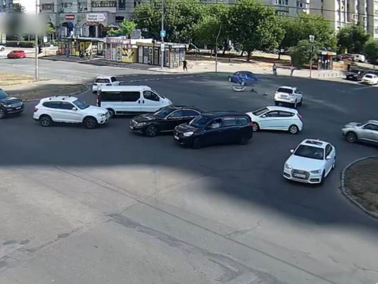 Mazda на скорости влетела в кофейню в Киеве: момент происшествия попал на видео