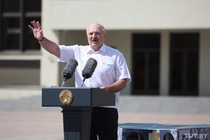 Лукашенко поручил закрыть все бастующие компании в стране
