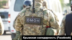 Российские силовики проводят обыски в домах крымских татар в двух районах Крыма и Судаке – активисты