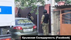 Четверых крымских татар, в домах которых утром проходили обыски, увезли в ФСБ – активисты