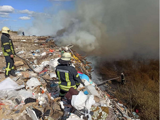 В Киеве горит мусорная свалка(фото)