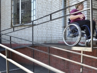 НСЗУ не буде підписувати договори з медичними залогами, які не обладнані для вільного доступу осіб з інвалідністю